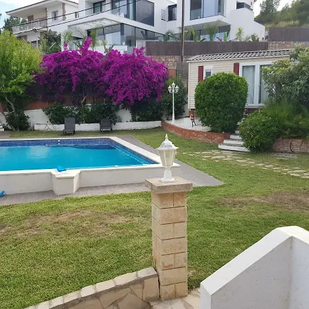 Bungalow With Heated Private Pool Apartman *